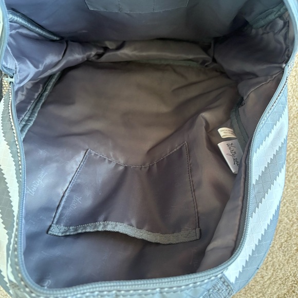 Thirty One Hostess Exclusive Grey Wave Patter Backpack - Picture 6 of 7